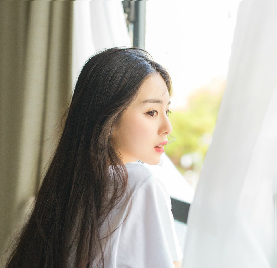 柳眉轻轻一挑，眸光中闪过一抹厌恶，然后在不少人惊愕的目光中，就在那虎卫便要将她抱住的瞬间，那纤细的身体就在那即将合拢的怀抱中一收一放。